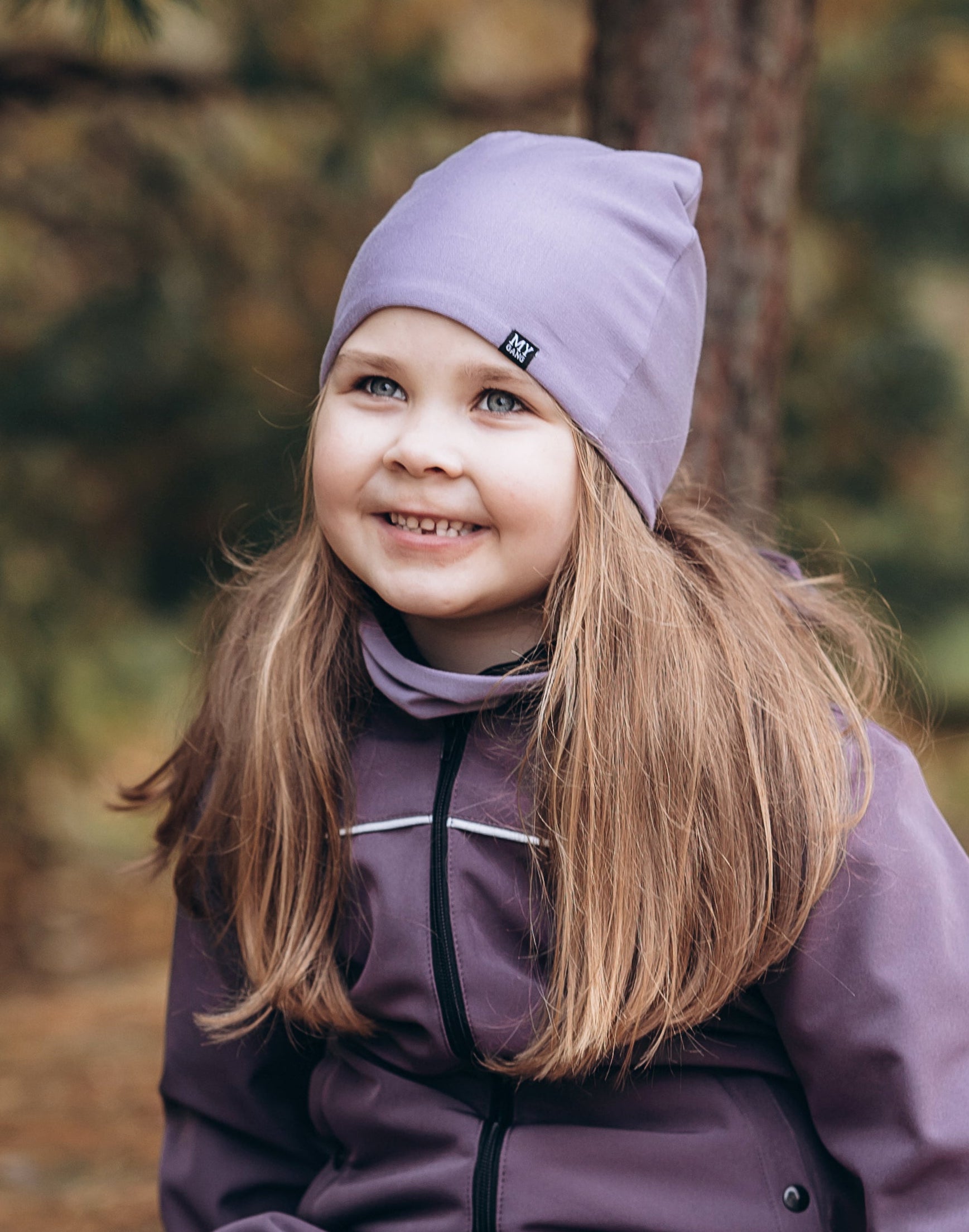 Children's hat with a tunnel scarf