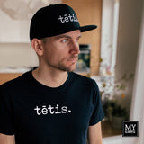A cap with a straight brim TĒTIS.