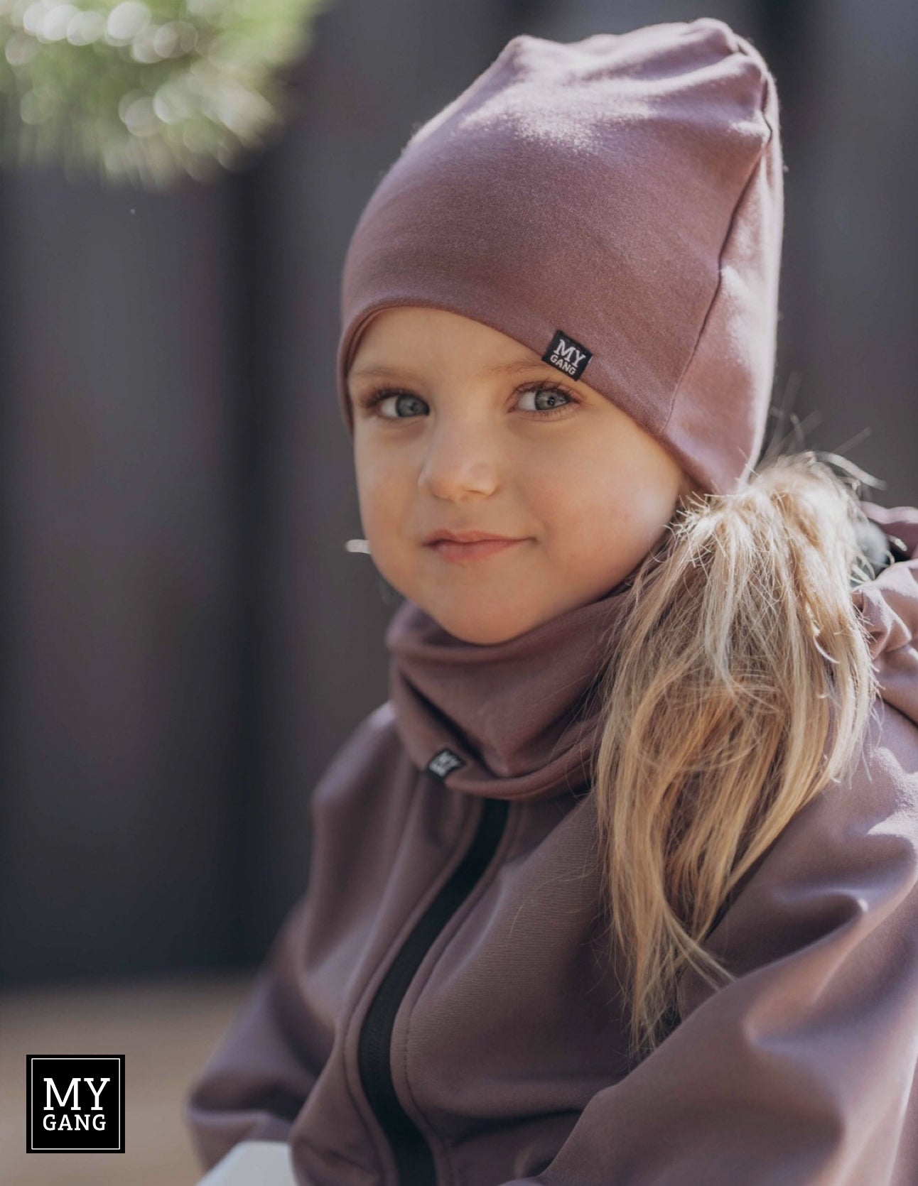 Children's hat with a tunnel scarf
