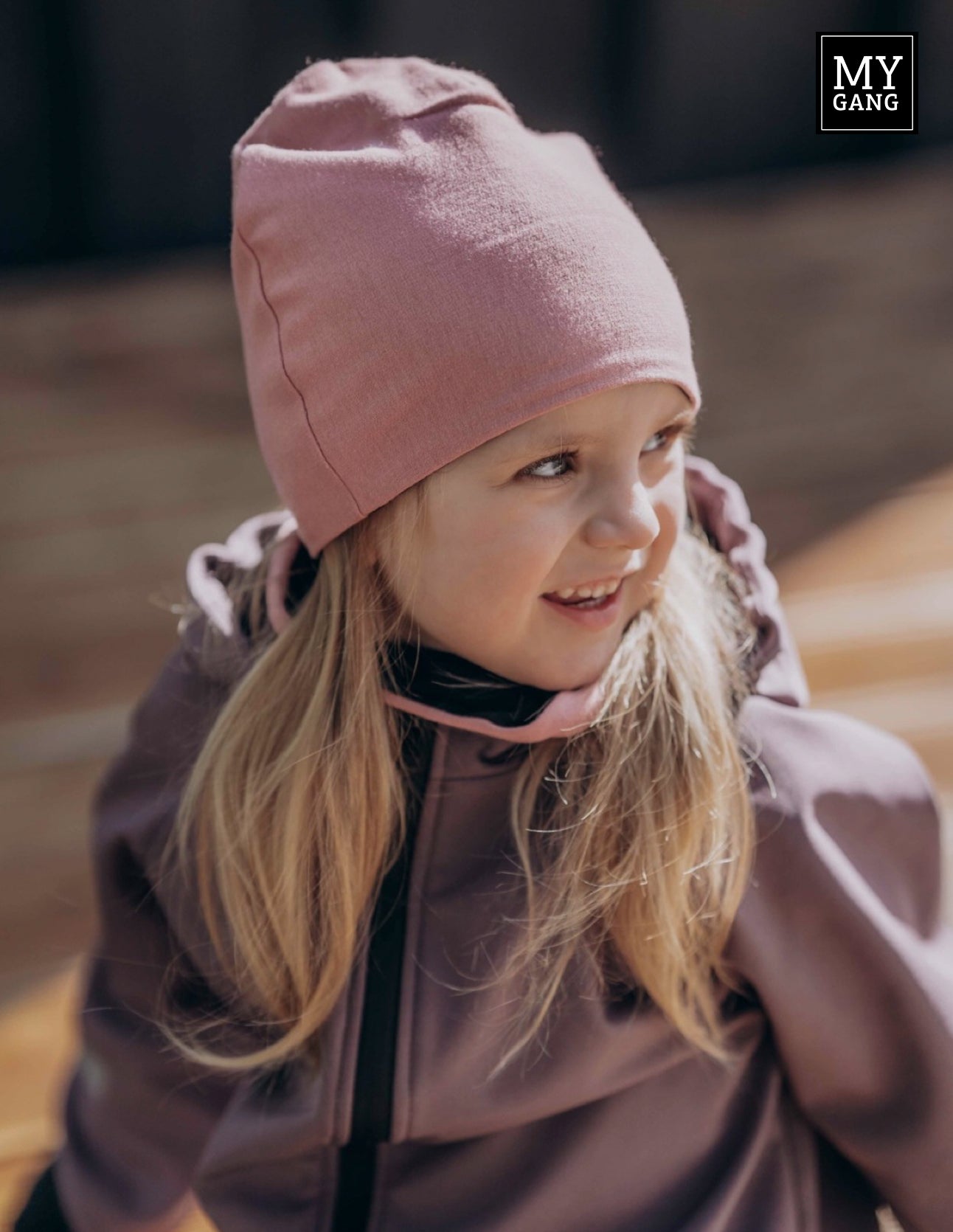 Children's hat with a tunnel scarf
