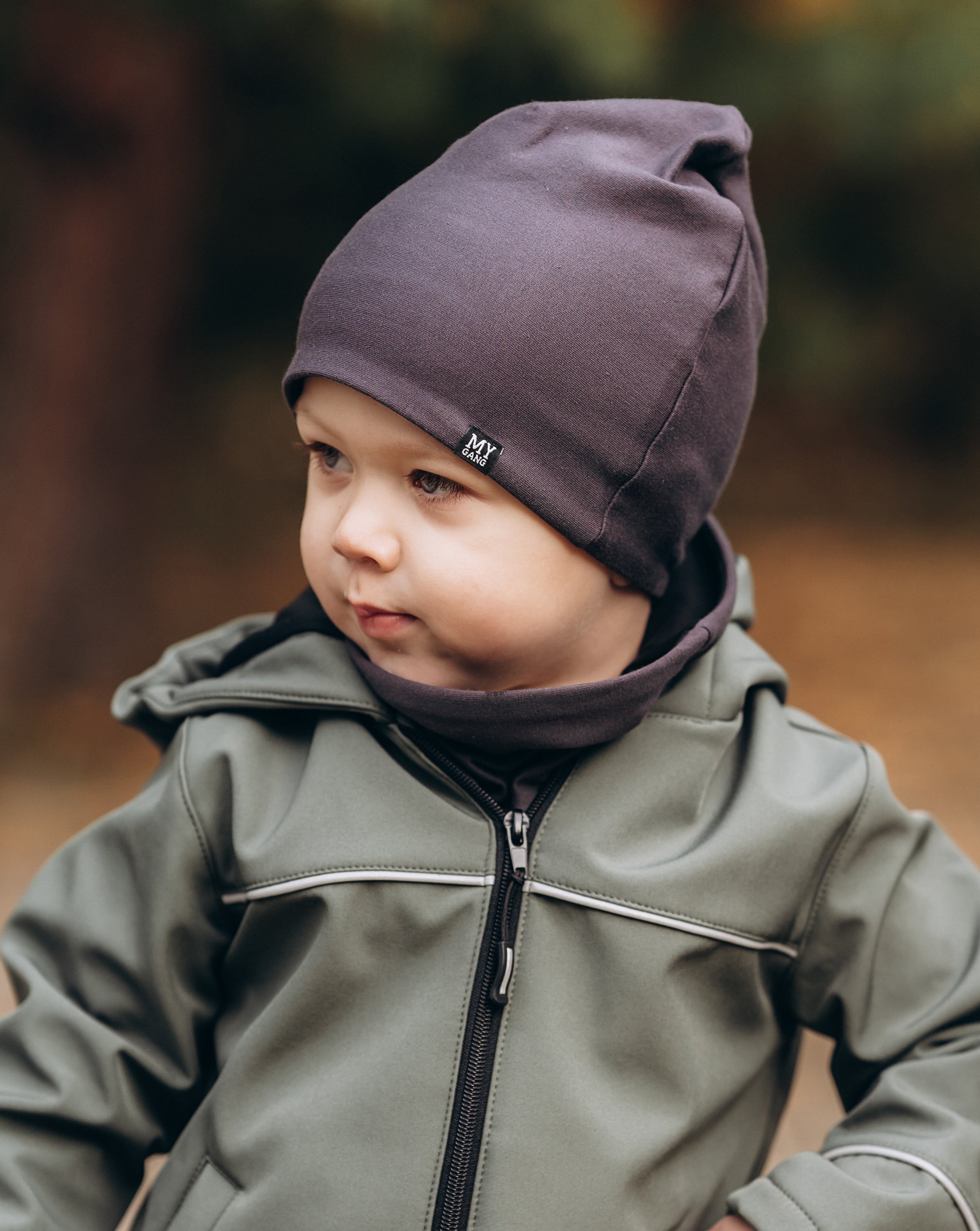 Children's hat with a tunnel scarf