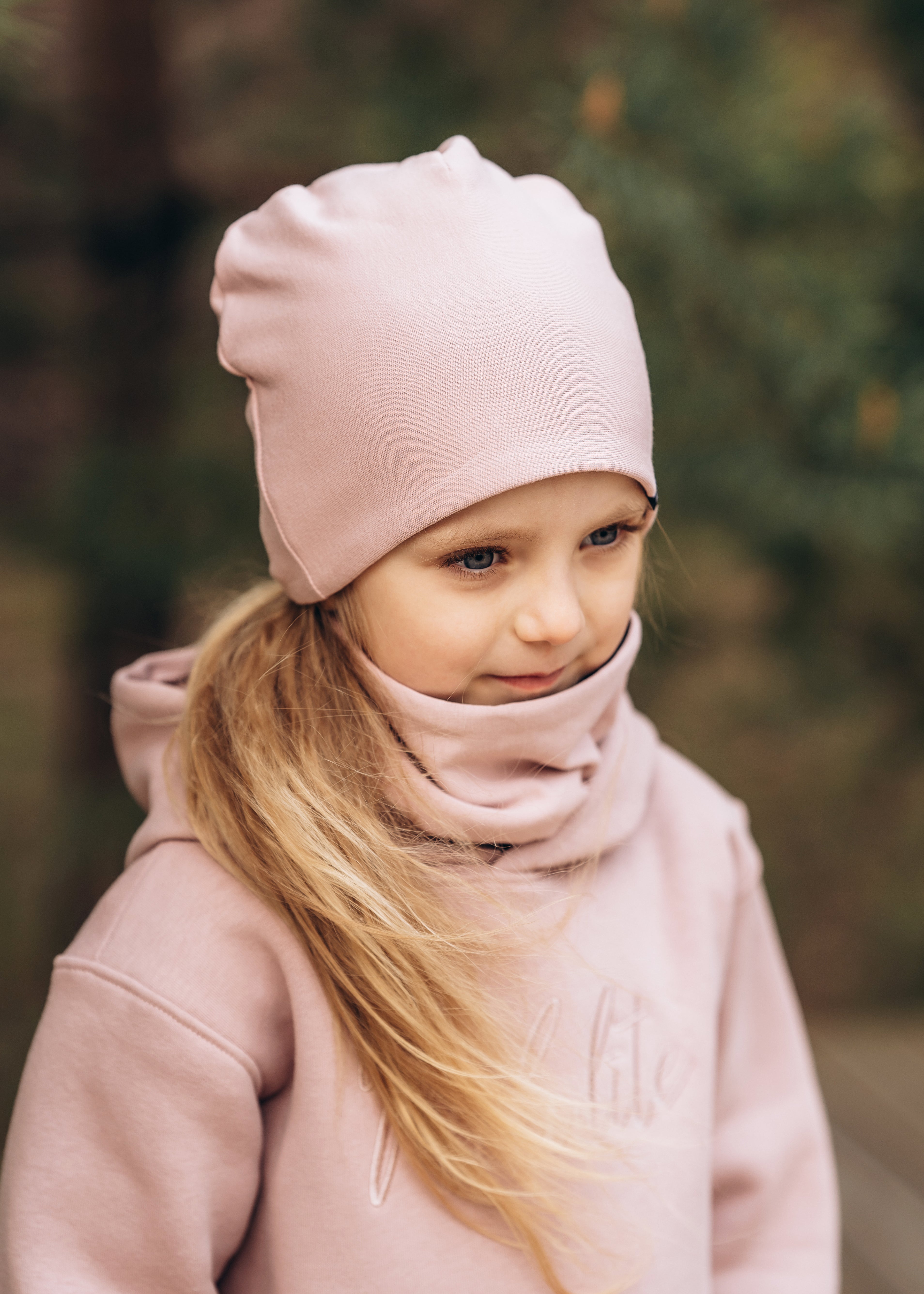 Children's hat with a tunnel scarf