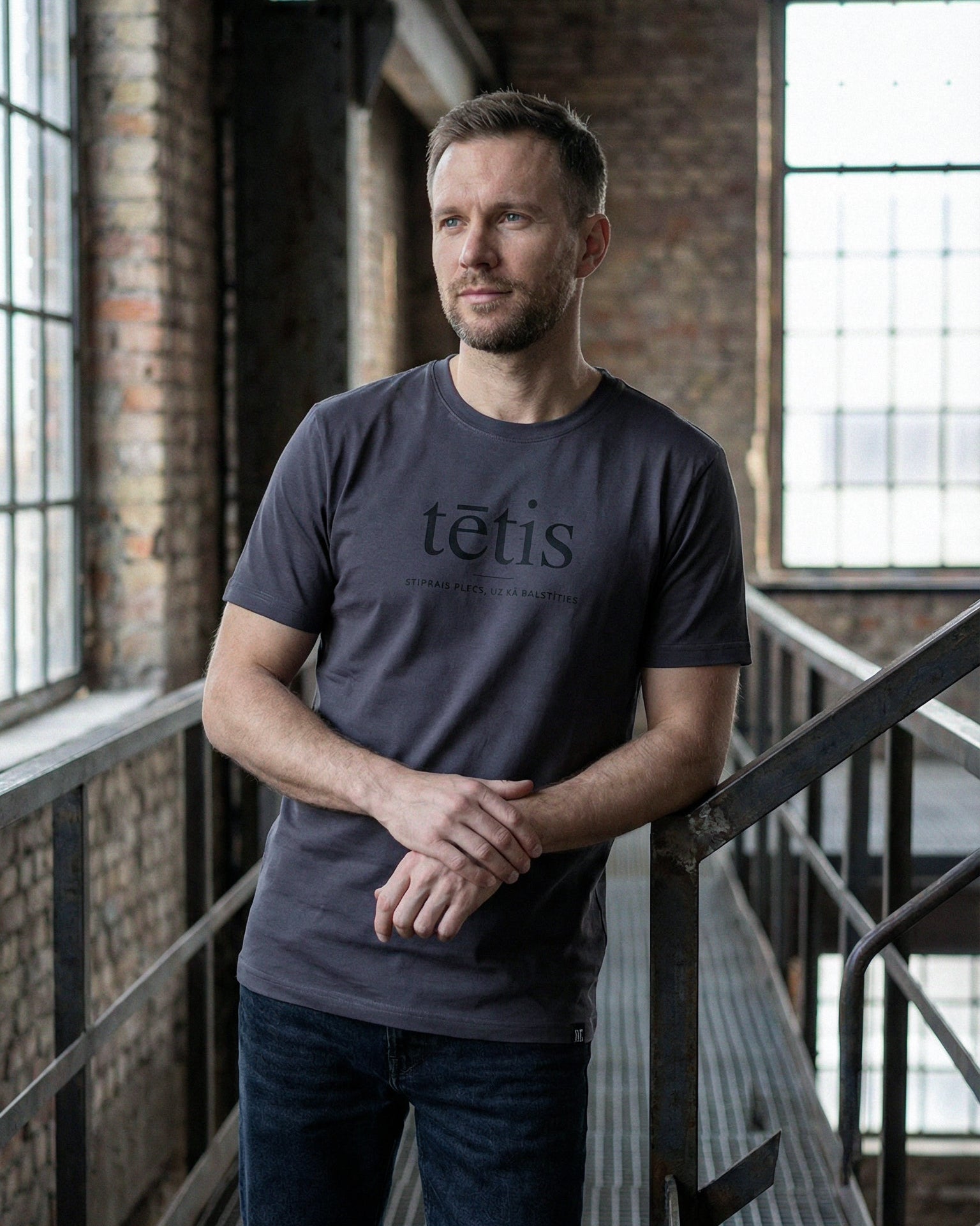 T-shirt TĒTIS. STIPRAIS PLECS UZ KĀ BALSTĪTIES