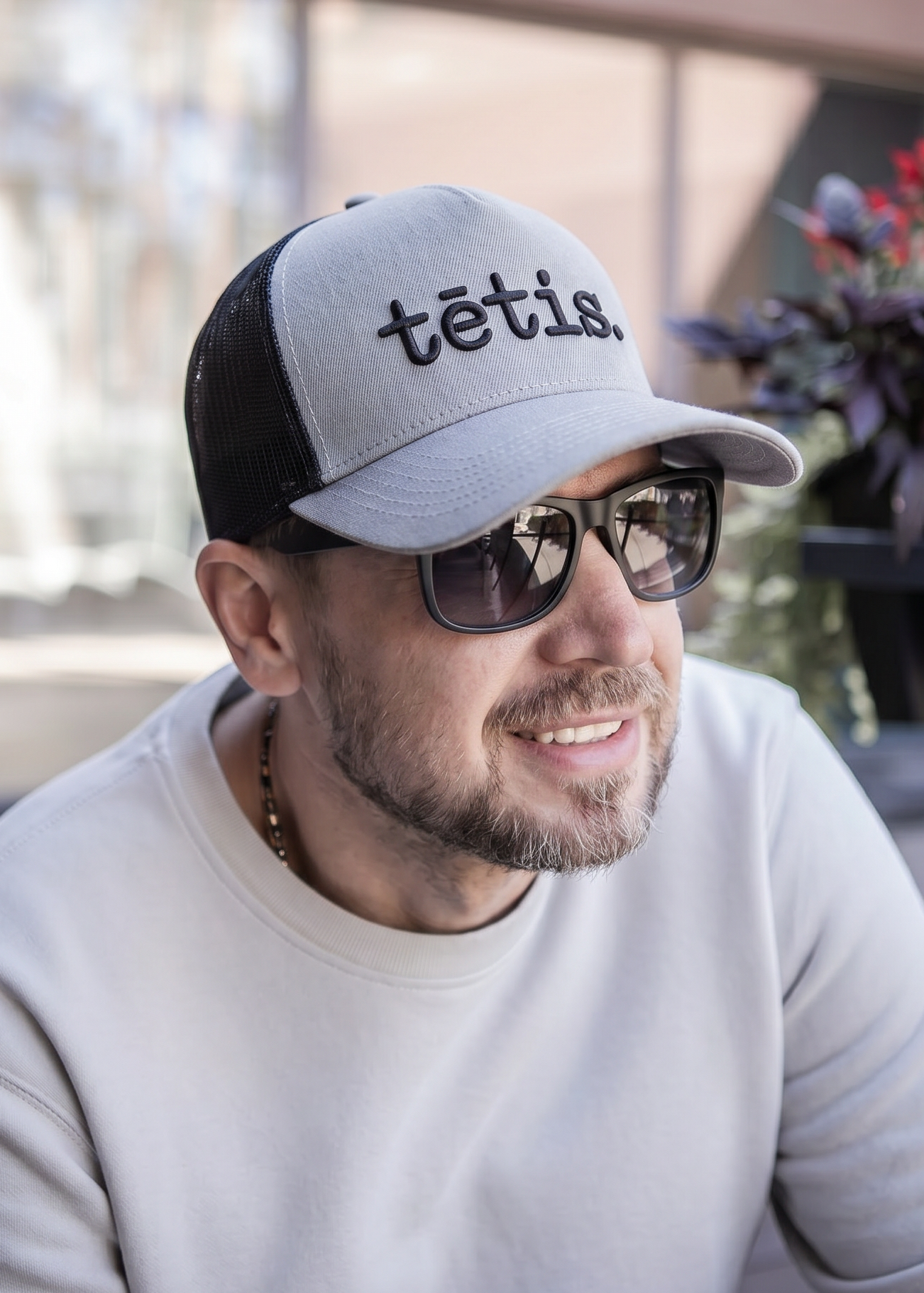 A cap TĒTIS.