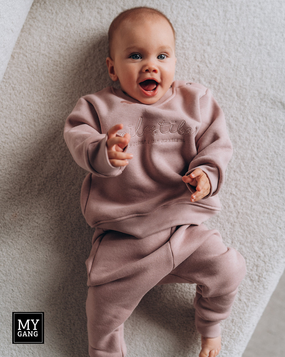 Tracksuit MĪLESTĪBA NO PIRMĀ ACU SKATIENA